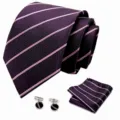 Detailopname van de elegante paarse gestreepte stropdas, pochet en manchetknopen set. - Stijl S55