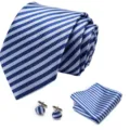 Detail van blauw-witte gestreepte stropdassenset, inclusief bijpassend pochet en manchetknopen. - Stijl S60