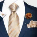 Ensemble quatre pièces de cravate rayée pour homme avec pochette fleur de revers et boutons. - 12648-SF31