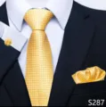 Detail van de gele geruite das, pochet en manchetknopen set voor heren formele kleding. - Gele Ruit Stijl (S287)