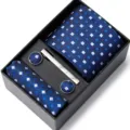 Coffret Cadeau Cravate Homme Bleu Motif Géométrique de Luxe avec Pochette et Boutons de Manchette - HB70