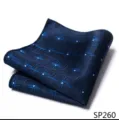 Detailopname van het donkerblauwe heren pochet met geweven ruitpatroon en witte stipaccenten. - 12356-SP260