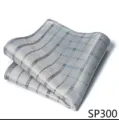 Primer plano detallado de un elegante pañuelo de bolsillo para hombre a cuadros grises y azules. - 12356-SP300