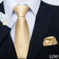 Detailopname van champagne gouden jacquard stropdas, pochet en manchetknopen accessoire. - Champagne Gouden Ruit Stijl (S290)