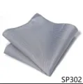 Detalle de pañuelo de bolsillo para hombre a cuadros grises, elegante accesorio. - 12356-SP302