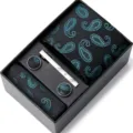 Coffret cravate homme motif cachemire noir turquoise avec pochette, pince et boutons de manchette. - HB73