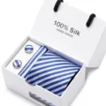 Herren Seidenkrawatte Set mit Einstecktuch und Manschettenknöpfen in Geschenkbox, blau-weiß. - SB60