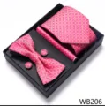 Conjunto de corbata de cuadros rosa para hombre con pajarita, pañuelo de bolsillo y gemelos elegantes. - WB206