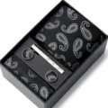 Coffret cadeau cravate homme avec motif cachemire classique, cravate, pince à cravate, pochette. - HB74
