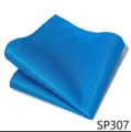 Primer plano detallado de un pañuelo de bolsillo azul brillante para hombre con textura. - 12356-SP307