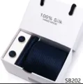 Luxe heren stropdas set van marineblauwe zijde met pochet en manchetknopen in geschenkdoos. - SB202