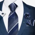 Conjunto de corbata a rayas azules para hombre con pañuelo gemelos y flor de solapa elegante. - 12648-SF196