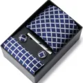 Coffret cadeau cravate homme bleu à carreaux avec pochette, boutons de manchette et pince à cravate. - HB79