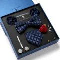 Heren pak accessoires cadeau set, blauwe florale vlinderdas, manchetknopen en dasspeld. - LB171