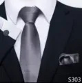 Close-up detail van de grijze geruite das met pochet voor een formeel zakenpak. - Grijs-Zwarte Ruit Stijl (S303)