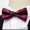 Gros plan sur un noeud papillon rétro en jacquard floral rose et noir pour tenue formelle. - Style Feuille Rose(12638-LJ178)