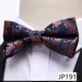 Gros plan du noeud papillon jacquard vintage avec motif de feuilles pour tenue formelle - Style Feuille Botanique(12638-LJ191)