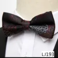 Vue détaillée du nœud papillon noir vintage en jacquard à motif floral, accessoire formel élégant. - Style Floral Vintage(12638-LJ193)