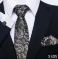 Detailweergave van de zwart-gouden paisley stropdas set met pochet en manchetknop - Zwart-Gouden Paisley Stijl (S305)