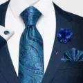 Conjunto de corbata azul con diseño de cachemira pañuelo flor de solapa y gemelos para hombre. - 12648-SF211