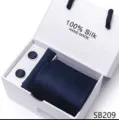 Donkerblauwe zijden das set met manchetknoppen in een stijlvolle witte geschenkdoos voor mannen. - SB209