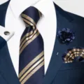 Elegante juego de corbata a rayas azul marino para hombre con pañuelo de bolsillo y gemelos. - 12648-SF214