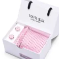 Rosa Seidenkrawatte Geschenkset für Herren mit Jacquardmuster, Einstecktuch und Manschettenknöpfe. - SB76