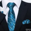 Detailopname van blauwe jacquard stropdas, bijpassend pochet en stijlvolle manchetknop. - Blauwe Geometrische Jacquard Stijl (S312)