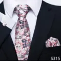 Gedetailleerd shot van heren bloemen stropdas pochet en manchetknopen voor pakken. - Roze Retro Bloemen Stijl (S315)