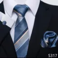 Gedetailleerd overzicht van een professionele blauwe zijden stropdas set voor heren met pochet. - Blauw Gestreefde Stijl (S317)