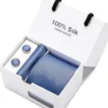 Klassisches blaues Seidenkrawatten- und Einstecktuch-Set mit Manschettenknöpfen in Box. - SB84
