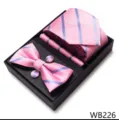 Set de regalo para hombre con corbata rosa a rayas, pajarita, pañuelo y gemelos. - WB226