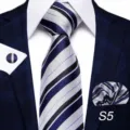 Set di cravatta da uomo d'affari classica con fazzoletto da taschino e gemelli a righe. - S5