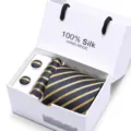 Herren Krawatten Set aus Seide mit Manschettenknöpfen und Einstecktuch in Marineblau und Gold gestreift. - SB85