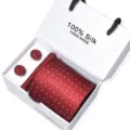 Rode jacquard zijden stropdas en manchetknopen set in een elegante witte geschenkdoos. - SB280