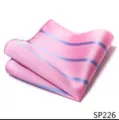 Modieuze heren roze pochet met blauwe strepen, elegante accessoire voor kostuum. - 12356-SP226