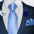 Set de corbata azul para hombre con pañuelo de bolsillo flor de solapa y gemelos elegantes. - 12648-SF242