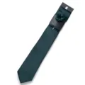 Set cravatta da uomo verde scuro tinta unita con fazzoletto da taschino e spilla da petto. - Verde scuro