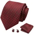 Detailopname van rode geometrische patroon heren stropdas pochet en manchetknopen set. - Stijl S83
