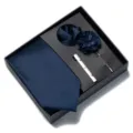 Set Regalo Cravatta Blu Scuro Uomo con Fermacravatta Taschino e Fiore all Occhiello - Blu scuro
