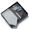 Set cravatta grigia uomo confezione regalo con fazzoletto fiore risvolto fermacravatta. - Grigio chiaro