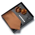 Set regalo cravatta marrone con fazzoletto, fiore e fermacravatta per affari e matrimoni eleganti. - Marrone