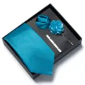 Set regalo cravatta tinta unita uomo: cravatta, fazzoletto, fiore e fermacravatta - blu brillante