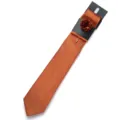 Set cravatta uomo tinta unita arancione con fazzoletto da taschino e spilla fiore per matrimonio - Colore caramello