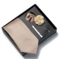 Set regalo cravatta champagne fazzoletto fiore risvolto fermacravatta uomo matrimonio. - Oro champagne