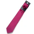 Set cravatta tinta unita magenta uomo con spilla fiore abbinata per matrimonio elegante. - Rosso rosa