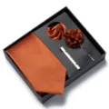 Set cravatta uomo arancione ruggine con fazzoletto da taschino, fiore da risvolto e fermacravatta. - Arancione Rame