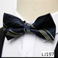 Vue détaillée d'un nœud papillon rayé bleu marine pour homme en polyester jacquard. - Style Rayé Or(12638-LJ197)