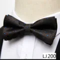 Gros plan détaillé d'un nœud papillon jacquard vintage pour homme à pois bleus. - Style Point Bleu(12638-LJ200)