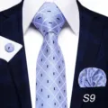 Set cravatta da uomo azzurro fantasia geometrica con fazzoletto taschino e gemelli SKU S9. - S9